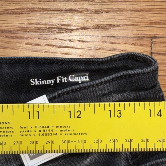 Judy Blue Jean High Waist‎ Size 5 Destroyed Denim Black Skinny Fit Capri NWT - Picture 6 of 10